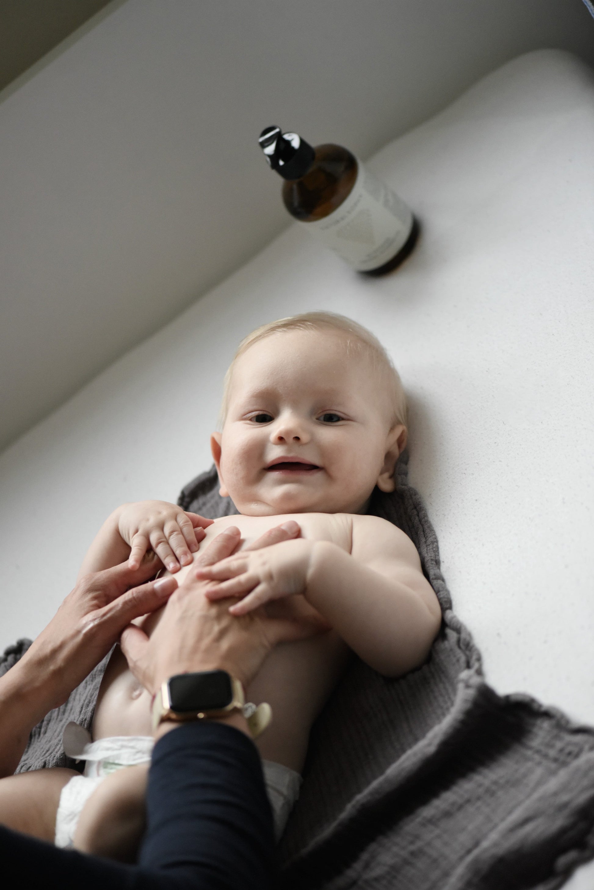 babyöl-bio-250ml-flasche-biozertifizierte-naturkosmetik- babypflege-biomassageöl-baby-naturalsophy-organicwonderoil