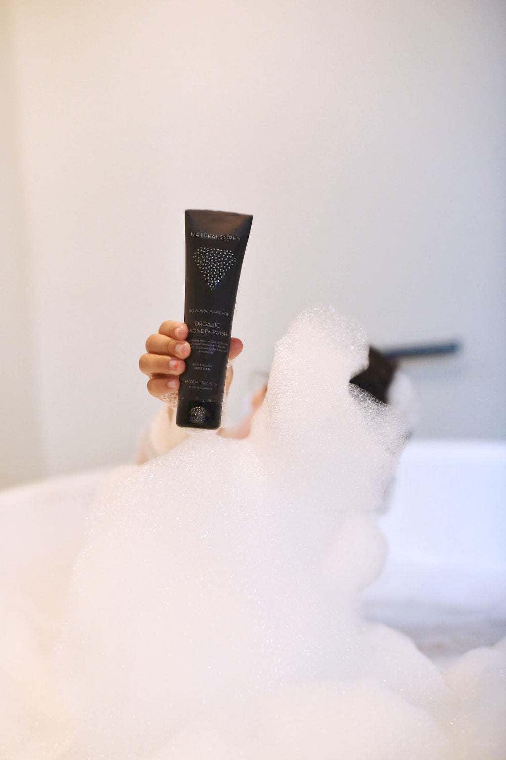 Baby-Shampoo - Erwachsenen-Shampoo - Duschgel - Hochwertige-Inhaltsstoffe - Ingredients - Aloe-Barbadensis-Leaf-Juice - Aqua - Glycerin - Decyl-Glucoside - Coco-Glucoside - Sodium-Coco-Sulfate - Chondrus-Crispus-Powder - Glyceryl-Oleate - Parfum - Calendula-Officinalis-Flower-Extract - Limonene - Tocopherol - Glyceryl-Caprylate - Maris-Sal - Levulinic-Acid - Sodium-Levulinate - Sodium-Polyphosphate - Sodium-Anisate - Glycine-Soja - Linalool - Citral 