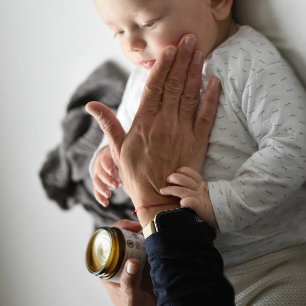 babycreme-trockene-haut-bio-zertifiziert-aloe-vera-saft-avocadoöl-kakao-sheabutter-bienenwachs-intensive-feuchtigkeit-hautschutz-ergiebig-feuchtigkeitscreme-naturkosmetik-pflege-für-babys-natürliche-inhaltsstoffe-empfindliche-haut-dermatologisch-getestet-nachhaltig-biologisch-pflegeprodukt